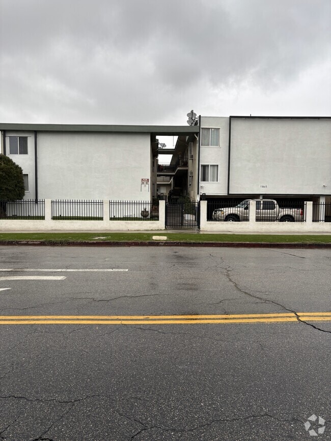 Building Photo - 11865 W Magnolia Blvd Unit 13 Rental
