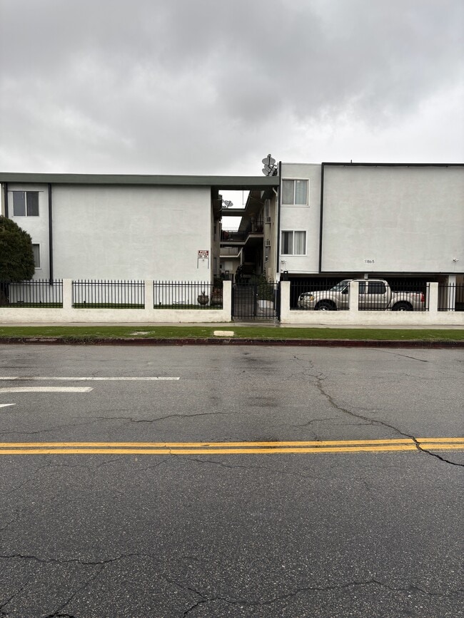 Building Photo - 11865 W Magnolia Blvd Unit 13 Rental
