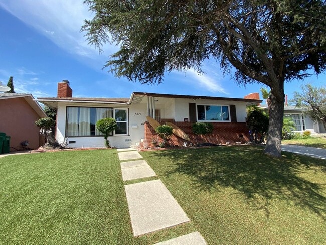 4BD/3BA on Montezuma w/ Driveway Parking! - 4BD/3BA on Montezuma w/ Driveway Parking!