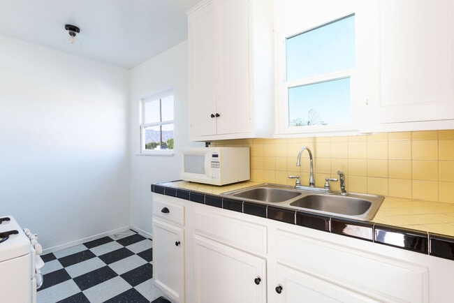 Vintage-inspired kitchen - 4117 Edenhurst Ave Unit 4119