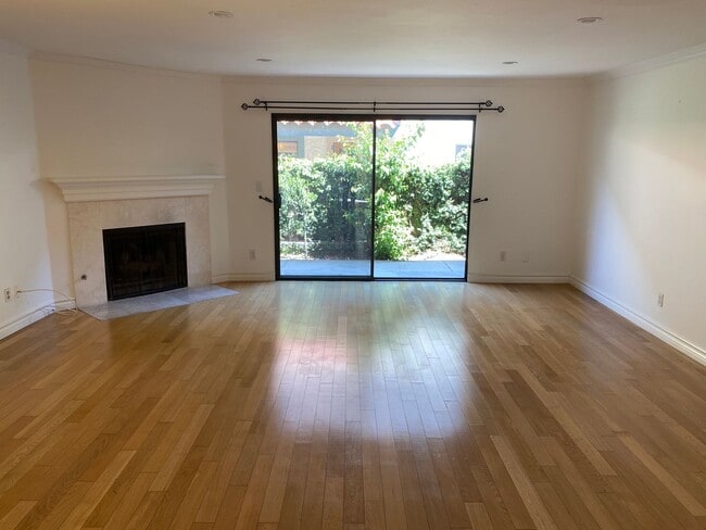 Building Photo - Spacious and Renovated Santa Monica Townho... Unit 4