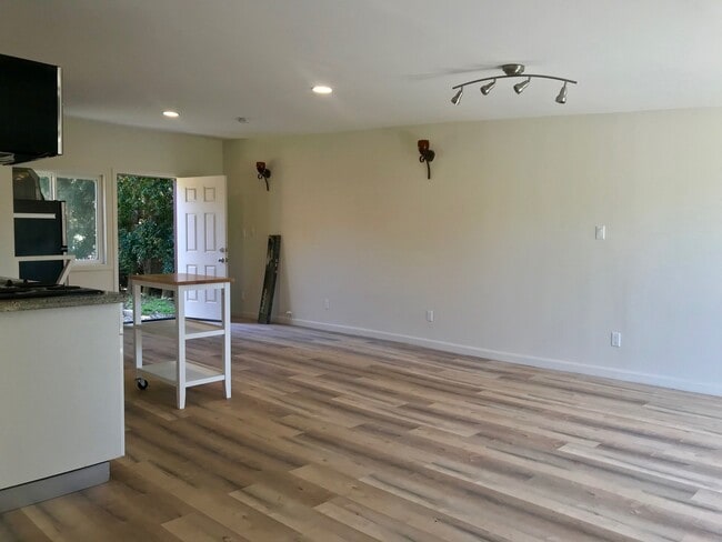 open floor plan studio - 1237 N Commonwealth Ave Unit Casita Oasis