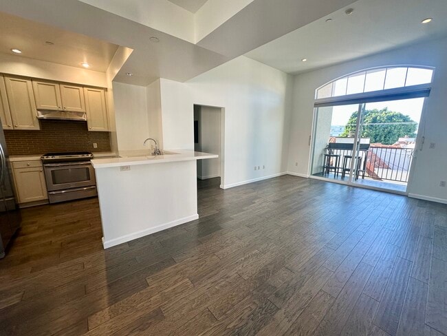 Photo - 1625 Granville Ave Unit #302