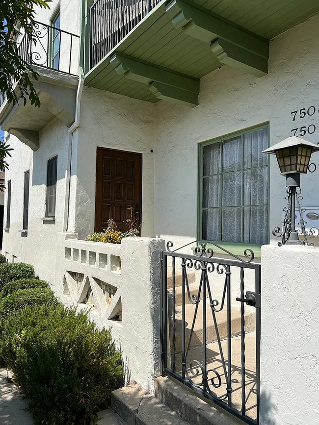 Photo - 7505 Rosewood Ave Apartments Unit 7505 Rosewood Ave