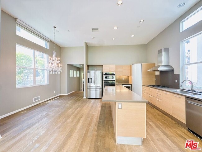 Building Photo - 6581 S Seabluff Dr
