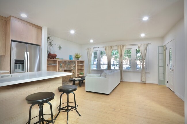 Photo - 859 N Mansfield Ave Unit 6900 Willoughby