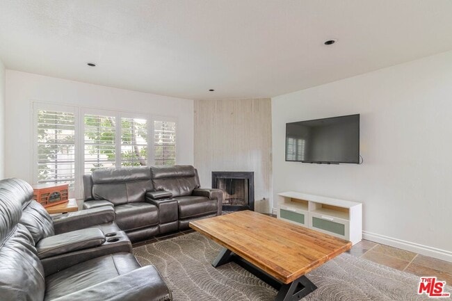 Building Photo - 5820 Yolanda Ave Unit 5
