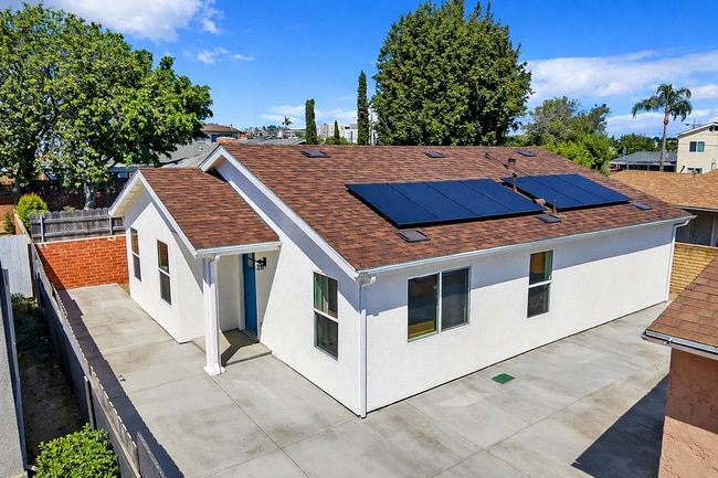 Building Photo - 4 bed 3 bath Prime Location!