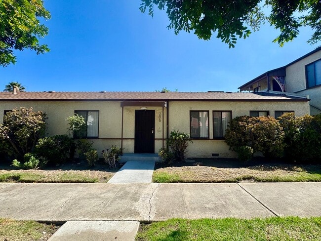 Building Photo - Spacious 2 bedroom, 2 bathroom Unit 205 N Kenneth Rd