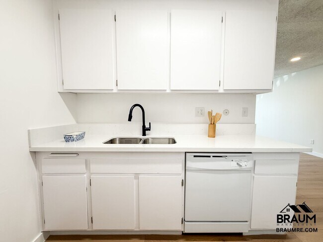 Photo - 5461 Kester Ave Unit 212