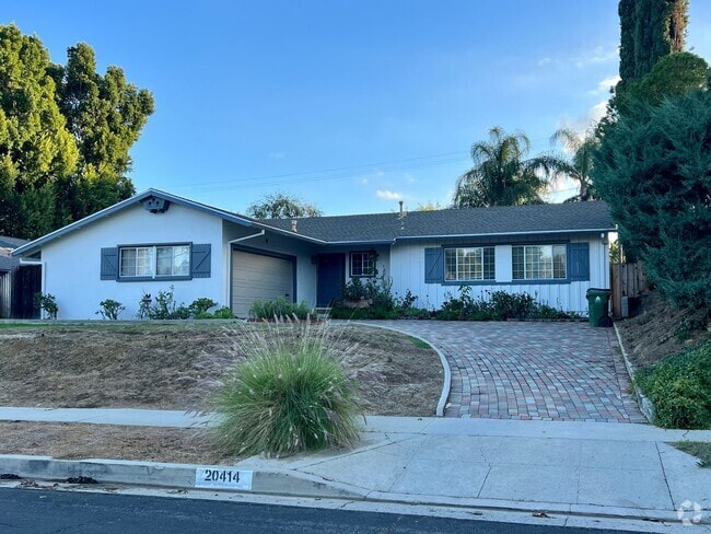 Building Photo - Spacious 3 Bedroom House with Private Gara...