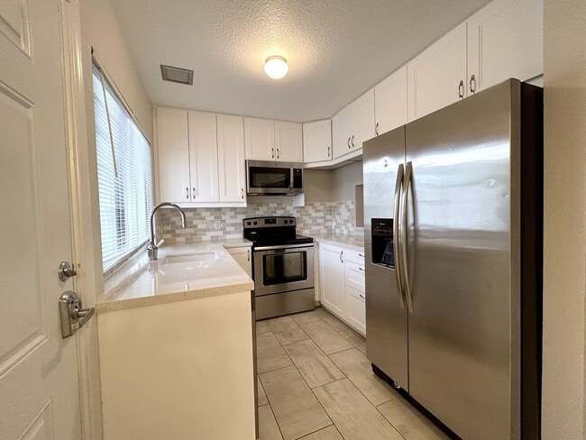 Photo - AVAILABLE NOW!! BEAUTIFUL 2 Bedroom 1.5 Bathroom Condo in Palm Desert!