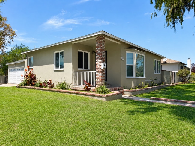 Building Photo - Charming Lakewood Home- Available for showings March 1st!