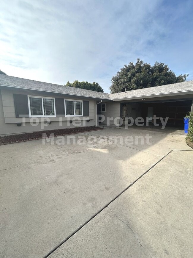 Building Photo - Beautiful 4 Bed/2 Bath House in Central Oceanside - Available 01/02***