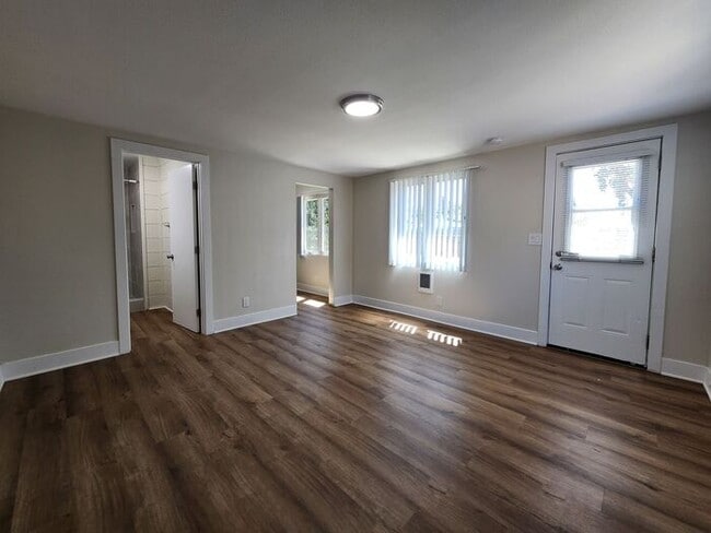 Building Photo - ** RENT READY ** Back Private Studio with ... Rental