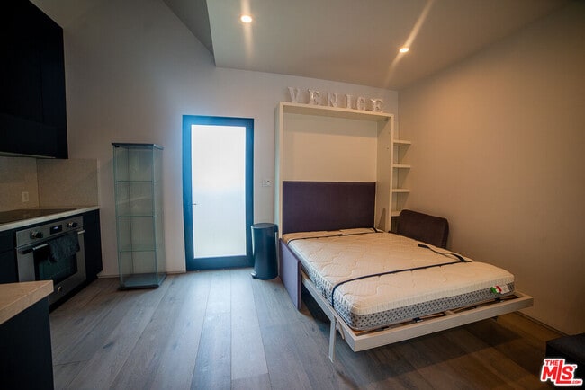 Photo - 205 Venice Way