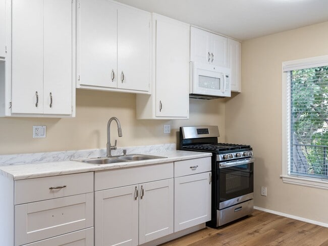 Photo - 1444 W Parade St Unit 08