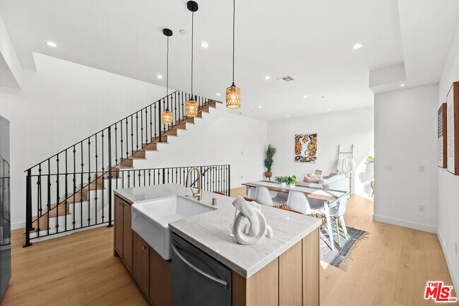 Photo - 2326 S Dunsmuir Ave