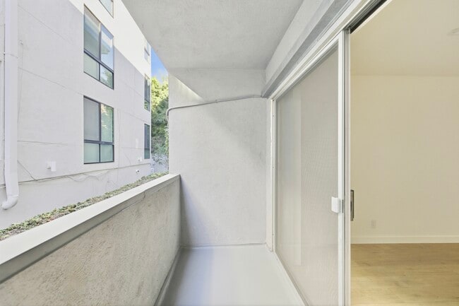 Photo - 642 N West Knoll Dr. Apartments