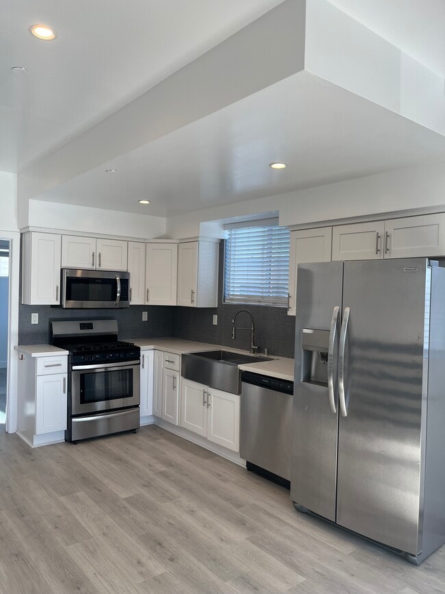 Photo - 642 N Manhattan Pl