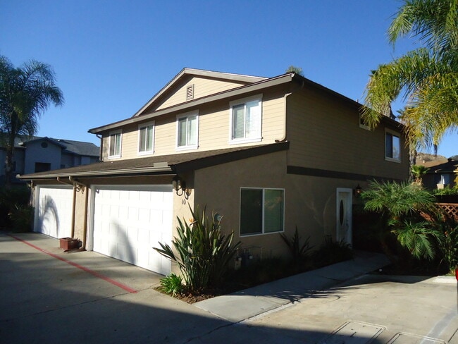 Building Photo - GORGEOUS TOWNHOME 3 BR, 2.5 BA, 2 CAR GARAGE