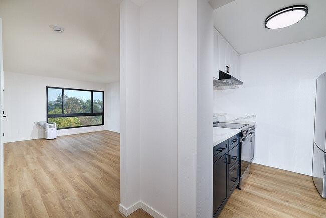 Living Room/Kitchen - Melrose Canyon