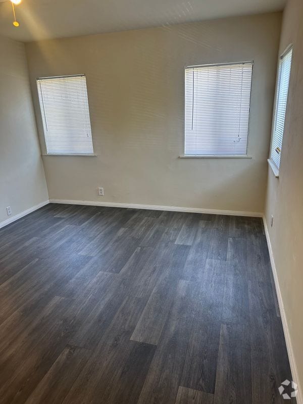 Building Photo - 932 W 71st St Rental