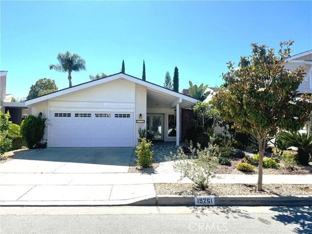 Building Photo - 19251 Sierra Cadiz Rd Rental