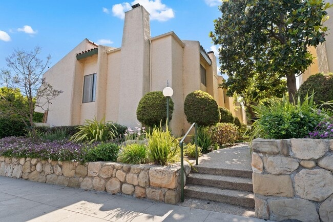 Building Photo - 132 W Alamar Ave Unit 1