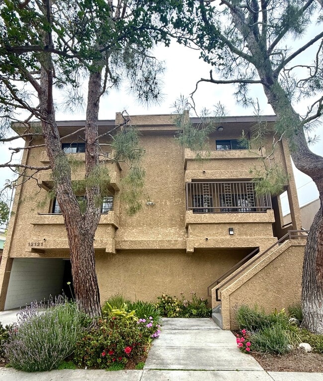 Photo - 12121 Moorpark St Apartments Unit 1