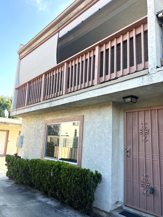 End-unit, 2 level condo! - 338 W Plymouth St Condo Unit C