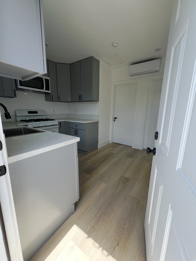 Photo - 756 E 94th St