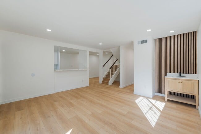 Photo - 1239 W Rosecrans Ave