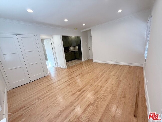 Photo - 204 S Reeves Dr