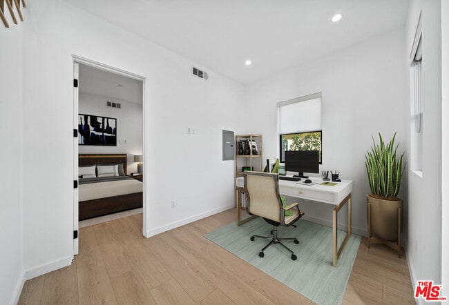 Photo - 13841 Burbank Blvd