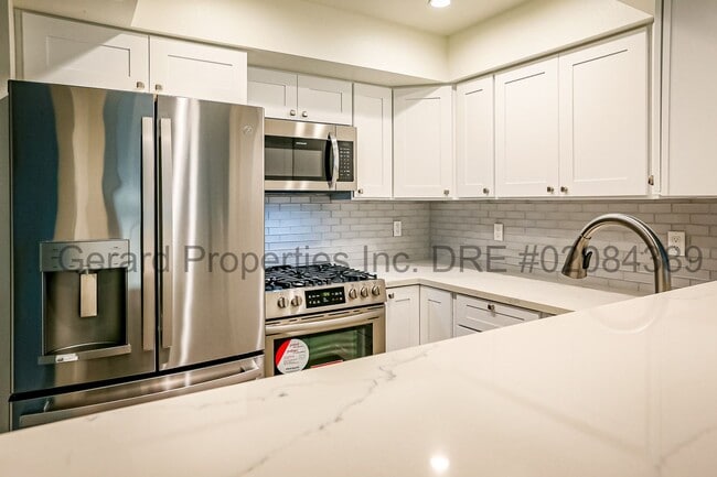 Building Photo - 3 bedroom Townhome with downstairs primary...