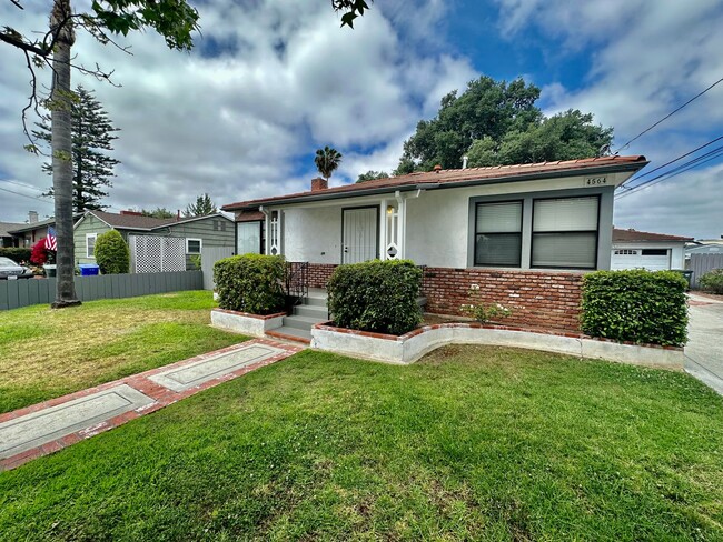 Building Photo - Two bedroom home with hardwood flooring throughout!