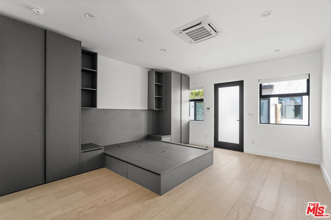 Building Photo - 1325 Cabrillo Ave Unit 3