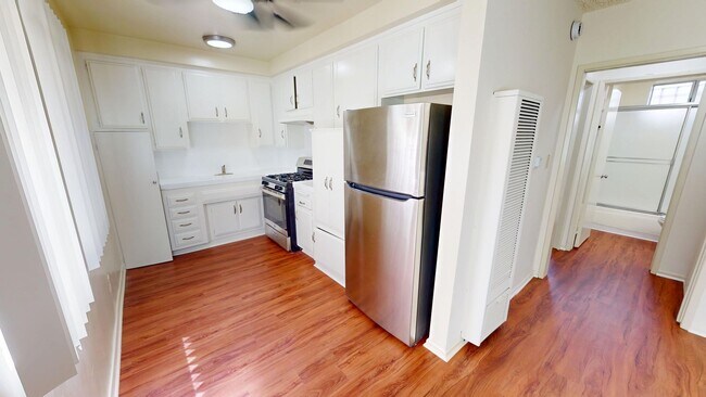 Photo - 740 W. Laconia