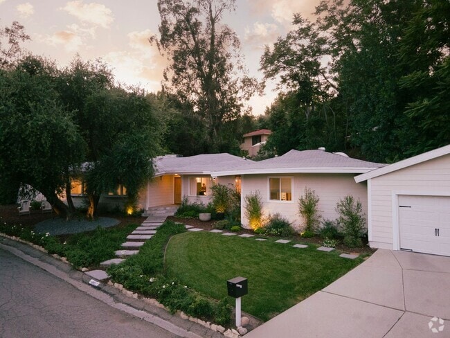 Building Photo - Beautiful Tarzana Rental!