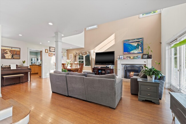 Photo - 925 Dickson St