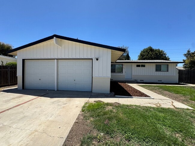 Building Photo - Inviting Simi Valley Home with Thoughtful Updates