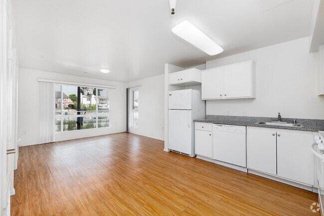 1BD, 1BA - 636SF - Kitchen - Crenshaw Family Apts