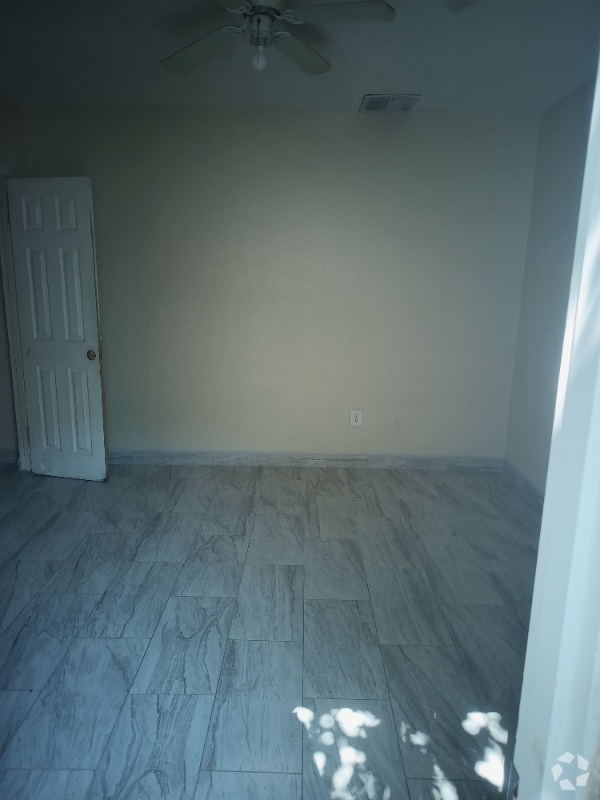 Building Photo - 612 W Newgrove St Unit E Rental