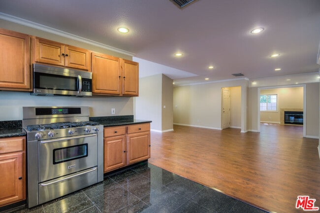 Building Photo - 5415 Fallbrook Ave