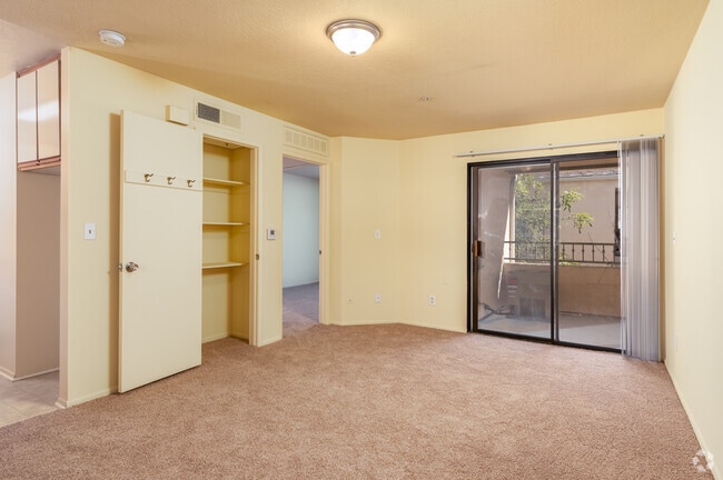 1BR, 1BA - 650SF - Living Room - Montrose