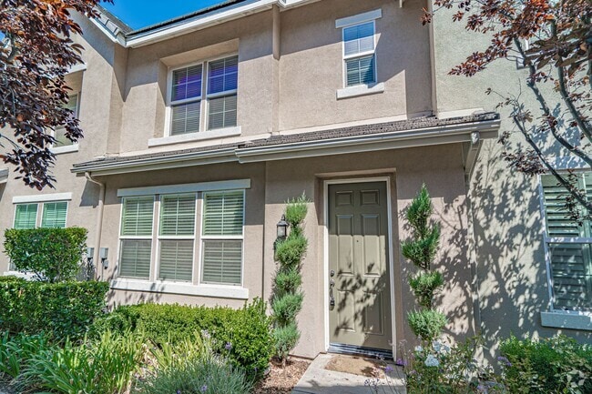 Building Photo - Creekside 3 Bedroom Townhome for Rent in V...