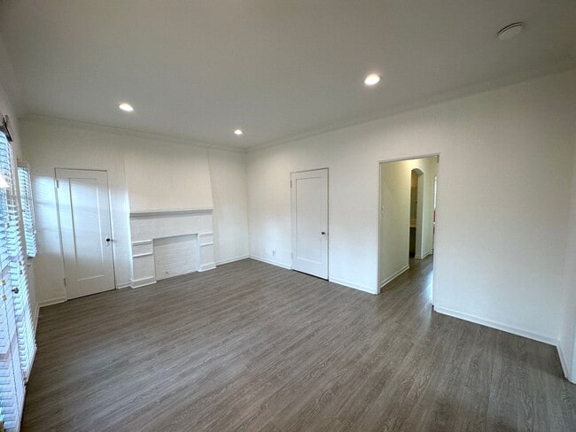 Photo - Vintage Style 1+1 - New Kitchen Appliances, Plank Floors, Balcony, pet friendly Unit 1110 Brent