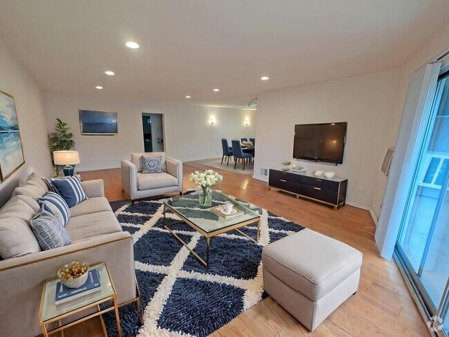 Building Photo - 833 S Plymouth Blvd Rental