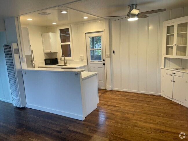 Building Photo - Updated 1 Bed, 1 Bath House in the Heart o...